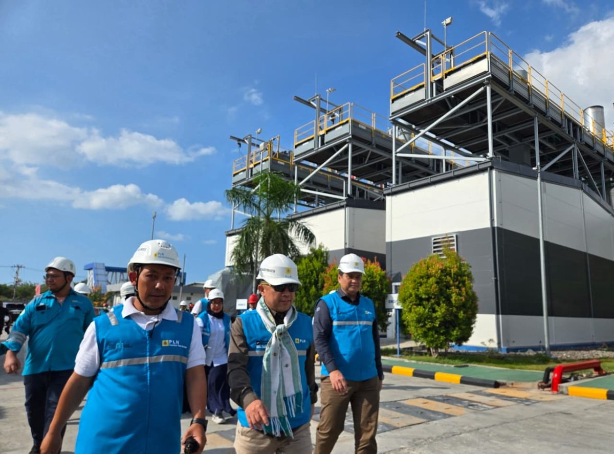 Direktur Manajemen Pembangkitan PT PLN (Persero), Rizal Calvary Marimbo beserta jajaran manajemen PT PLN (Persero) saat melakukan kunjungan ke PLTMG Rangko berkapasitas 20 MW, Kabupaten Manggarai Barat. PLTMG Rangko menjadi salah satu tulang punggung salam sistem kelistrikan Pulau Flores. Foto (PLN UIK Dwipantara).