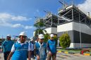 Direktur Manajemen Pembangkitan PT PLN (Persero), Rizal Calvary Marimbo beserta jajaran manajemen PT PLN (Persero) saat melakukan kunjungan ke PLTMG Rangko berkapasitas 20 MW, Kabupaten Manggarai Barat. PLTMG Rangko menjadi salah satu tulang punggung salam sistem kelistrikan Pulau Flores. Foto (PLN UIK Dwipantara).