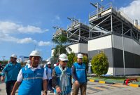 Direktur Manajemen Pembangkitan PT PLN (Persero), Rizal Calvary Marimbo beserta jajaran manajemen PT PLN (Persero) saat melakukan kunjungan ke PLTMG Rangko berkapasitas 20 MW, Kabupaten Manggarai Barat. PLTMG Rangko menjadi salah satu tulang punggung salam sistem kelistrikan Pulau Flores. Foto (PLN UIK Dwipantara).