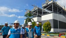 Direktur Manajemen Pembangkitan PT PLN (Persero), Rizal Calvary Marimbo beserta jajaran manajemen PT PLN (Persero) saat melakukan kunjungan ke PLTMG Rangko berkapasitas 20 MW, Kabupaten Manggarai Barat. PLTMG Rangko menjadi salah satu tulang punggung salam sistem kelistrikan Pulau Flores. Foto (PLN UIK Dwipantara).
