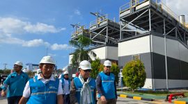 Direktur Manajemen Pembangkitan PT PLN (Persero), Rizal Calvary Marimbo beserta jajaran manajemen PT PLN (Persero) saat melakukan kunjungan ke PLTMG Rangko berkapasitas 20 MW, Kabupaten Manggarai Barat. PLTMG Rangko menjadi salah satu tulang punggung salam sistem kelistrikan Pulau Flores. Foto (PLN UIK Dwipantara).