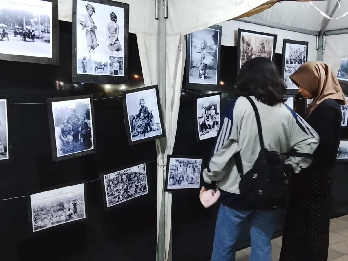 Sudut lain para pengunjung Lawang Selaparang 3 melihat pameran Foto Lawas. Foto (Dedi Suhadi/GONTB).