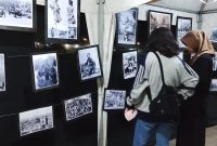 Sudut lain para pengunjung Lawang Selaparang 3 melihat pameran Foto Lawas. Foto (Dedi Suhadi/GONTB).