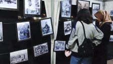 Sudut lain para pengunjung Lawang Selaparang 3 melihat pameran Foto Lawas. Foto (Dedi Suhadi/GONTB).
