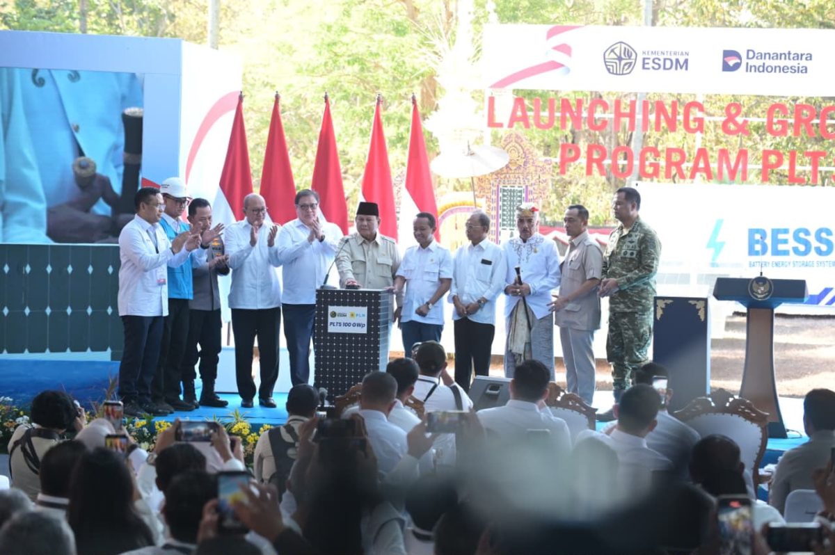 Presiden Republik Indonesia, Prabowo Subianto (tengah) secara simbolis melakukan penekanan tombol dalam Launching & Groundbreaking Program PLTS 100 GWp di Gilimanuk, Bali pada Selasa (25/8). Keterangan foto: Menteri ESDM, Bahlil Lahadalia (kelima dari kanan), Menteri Koordinator Bidang Perekonomian, Airlangga Hartarto (kelima dari kiri), Menteri Investasi dan Hilirisasi/Kepala BKPM, Rosan Perkasa Roeslani (keempat dari kiri), Kepala Kepolisian Negara Republik Indonesia,
Listyo Sigit Prabowo (ketiga dari kiri), Direktur Utama PLN, Darmawan Prasodjo (kedua dari kiri), Direktur Utama Pertamina, Simon Aloysius Mantiri (kiri), Gubernur Bali, I Wayan Koster (keempat dari kanan), Ketua Majelis Desa Adat Provinsi Bali, Ida Panglingsir Agung Putra Sukahet (ketiga dari kanan), Menteri Sekretaris Negara, Prasetyo Hadi (kedua dari kanan), dan Wakil Panglima TNI, Tandyo Budi Revita (kanan).