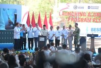 Presiden Republik Indonesia, Prabowo Subianto (tengah) secara simbolis melakukan penekanan tombol dalam Launching & Groundbreaking Program PLTS 100 GWp di Gilimanuk, Bali pada Selasa (25/8). Keterangan foto: Menteri ESDM, Bahlil Lahadalia (kelima dari kanan), Menteri Koordinator Bidang Perekonomian, Airlangga Hartarto (kelima dari kiri), Menteri Investasi dan Hilirisasi/Kepala BKPM, Rosan Perkasa Roeslani (keempat dari kiri), Kepala Kepolisian Negara Republik Indonesia,
Listyo Sigit Prabowo (ketiga dari kiri), Direktur Utama PLN, Darmawan Prasodjo (kedua dari kiri), Direktur Utama Pertamina, Simon Aloysius Mantiri (kiri), Gubernur Bali, I Wayan Koster (keempat dari kanan), Ketua Majelis Desa Adat Provinsi Bali, Ida Panglingsir Agung Putra Sukahet (ketiga dari kanan), Menteri Sekretaris Negara, Prasetyo Hadi (kedua dari kanan), dan Wakil Panglima TNI, Tandyo Budi Revita (kanan).