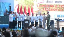Presiden Republik Indonesia, Prabowo Subianto (tengah) secara simbolis melakukan penekanan tombol dalam Launching & Groundbreaking Program PLTS 100 GWp di Gilimanuk, Bali pada Selasa (25/8). Keterangan foto: Menteri ESDM, Bahlil Lahadalia (kelima dari kanan), Menteri Koordinator Bidang Perekonomian, Airlangga Hartarto (kelima dari kiri), Menteri Investasi dan Hilirisasi/Kepala BKPM, Rosan Perkasa Roeslani (keempat dari kiri), Kepala Kepolisian Negara Republik Indonesia,
Listyo Sigit Prabowo (ketiga dari kiri), Direktur Utama PLN, Darmawan Prasodjo (kedua dari kiri), Direktur Utama Pertamina, Simon Aloysius Mantiri (kiri), Gubernur Bali, I Wayan Koster (keempat dari kanan), Ketua Majelis Desa Adat Provinsi Bali, Ida Panglingsir Agung Putra Sukahet (ketiga dari kanan), Menteri Sekretaris Negara, Prasetyo Hadi (kedua dari kanan), dan Wakil Panglima TNI, Tandyo Budi Revita (kanan).