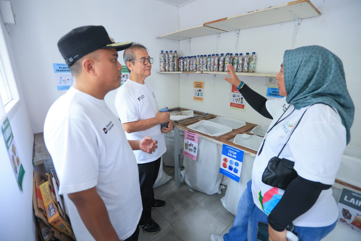 General Manager PLN UIK Dwipantara Rita Triani (kanan) bersama Lurah Meruya Utara Agustiawan (kiri) dan Ketua Komunitas A-Green Andi Tjahja (tengah) meninjau fasilitas Bank Sampah A-Green di Meruya Utara, Jakarta Barat, Kamis (27/8), sebagai mitra dari pelaksanaan Program PLN Circular Waste Initiative.