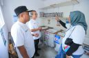 General Manager PLN UIK Dwipantara Rita Triani (kanan) bersama Lurah Meruya Utara Agustiawan (kiri) dan Ketua Komunitas A-Green Andi Tjahja (tengah) meninjau fasilitas Bank Sampah A-Green di Meruya Utara, Jakarta Barat, Kamis (27/8), sebagai mitra dari pelaksanaan Program PLN Circular Waste Initiative.