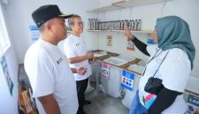General Manager PLN UIK Dwipantara Rita Triani (kanan) bersama Lurah Meruya Utara Agustiawan (kiri) dan Ketua Komunitas A-Green Andi Tjahja (tengah) meninjau fasilitas Bank Sampah A-Green di Meruya Utara, Jakarta Barat, Kamis (27/8), sebagai mitra dari pelaksanaan Program PLN Circular Waste Initiative.