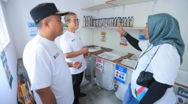 General Manager PLN UIK Dwipantara Rita Triani (kanan) bersama Lurah Meruya Utara Agustiawan (kiri) dan Ketua Komunitas A-Green Andi Tjahja (tengah) meninjau fasilitas Bank Sampah A-Green di Meruya Utara, Jakarta Barat, Kamis (27/8), sebagai mitra dari pelaksanaan Program PLN Circular Waste Initiative.