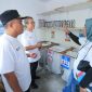 General Manager PLN UIK Dwipantara Rita Triani (kanan) bersama Lurah Meruya Utara Agustiawan (kiri) dan Ketua Komunitas A-Green Andi Tjahja (tengah) meninjau fasilitas Bank Sampah A-Green di Meruya Utara, Jakarta Barat, Kamis (27/8), sebagai mitra dari pelaksanaan Program PLN Circular Waste Initiative.