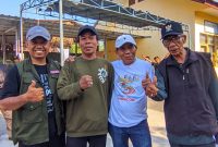 Foto bersama usai perhitungan suara: Dari kiri ke kanan : Lurah Pejarakan Karya, Mulhakim, SH, Calon Nomor Urut 1: Sapri, S.Sos, calon Nomor urut 3: Suhardi, S.Sos dan Ketua Panitia, Drs. Rastapari. Foto (Lalu Sahid)