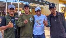 Foto bersama usai perhitungan suara: Dari kiri ke kanan : Lurah Pejarakan Karya, Mulhakim, SH, Calon Nomor Urut 1: Sapri, S.Sos, calon Nomor urut 3: Suhardi, S.Sos dan Ketua Panitia, Drs. Rastapari. Foto (Lalu Sahid)