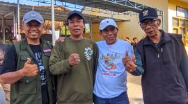 Foto bersama usai perhitungan suara: Dari kiri ke kanan : Lurah Pejarakan Karya, Mulhakim, SH, Calon Nomor Urut 1: Sapri, S.Sos, calon Nomor urut 3: Suhardi, S.Sos dan Ketua Panitia, Drs. Rastapari. Foto (Lalu Sahid)