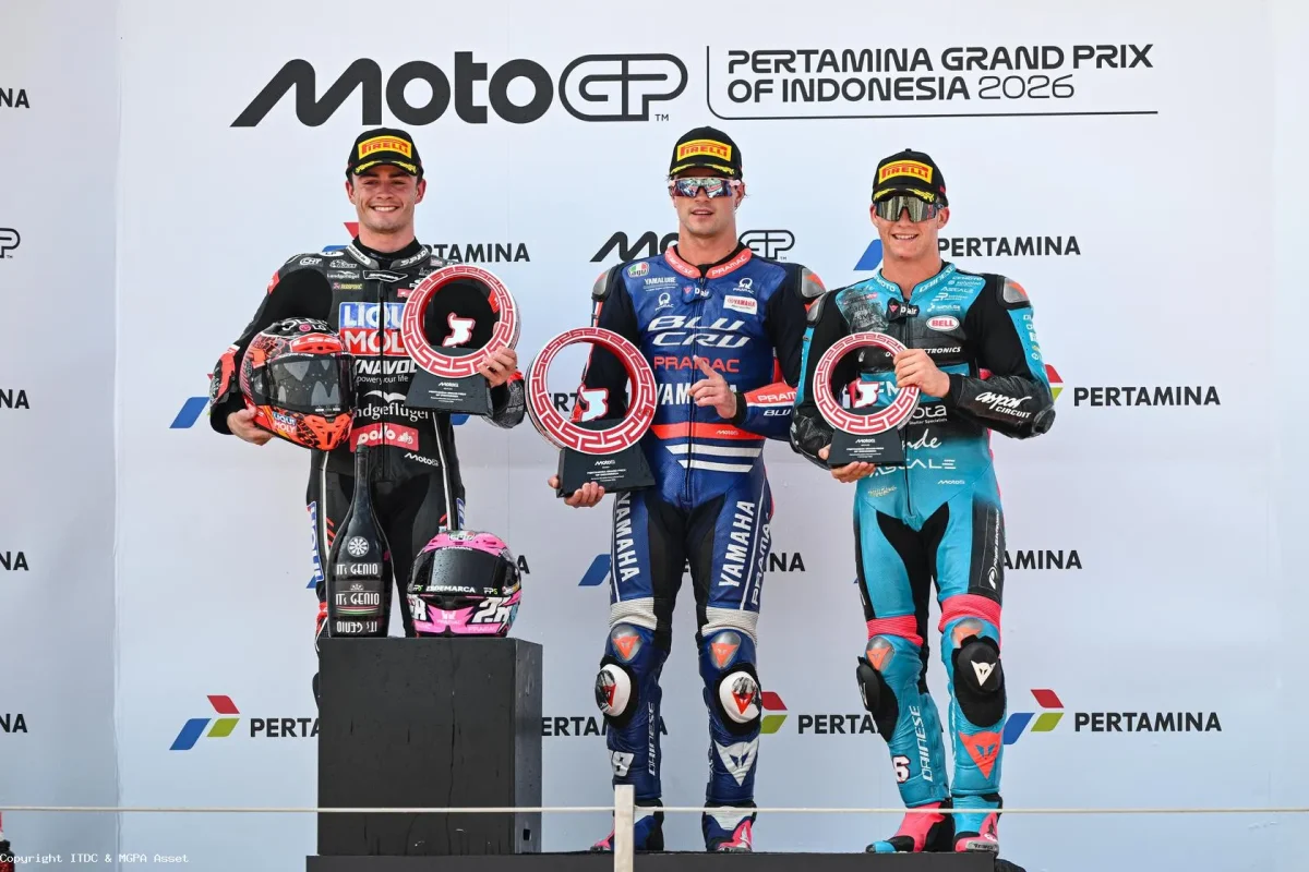 Podium seremoni Moto2, Izan Guevara (BLU CRU Pramac Yamaha Moto2) meraih kemenangan, diikuti Manuel Gonzalez (Liqui Moly Dynavolt Intact GP) di posisi kedua, dan Daniel Holgado (CFMOTO Power Electronics Aspar Team) di posisi ketiga.