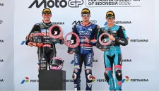 Podium seremoni Moto2, Izan Guevara (BLU CRU Pramac Yamaha Moto2) meraih kemenangan, diikuti Manuel Gonzalez (Liqui Moly Dynavolt Intact GP) di posisi kedua, dan Daniel Holgado (CFMOTO Power Electronics Aspar Team) di posisi ketiga.