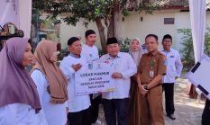 Bantu Mustahik Mandiri, BAZNAS Lobar Sebar Puluhan Gerobak dan Modal Usaha Produktif