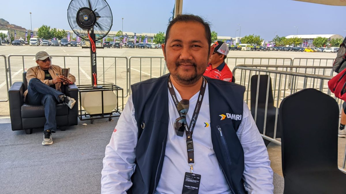 Manager Usaha DAMRI Cabang Mataram, Tukul Erwanto saat memantau pengoperasian kendaraan Shuttle Dalam di Sirkuit Mandalika Gare 1. Minggu (11/10/2026). Foto (Lalu Sahid)