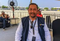 Manager Usaha DAMRI Cabang Mataram, Tukul Erwanto saat memantau pengoperasian kendaraan Shuttle Dalam di Sirkuit Mandalika Gare 1. Minggu (11/10/2026). Foto (Lalu Sahid)