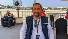 Manager Usaha DAMRI Cabang Mataram, Tukul Erwanto saat memantau pengoperasian kendaraan Shuttle Dalam di Sirkuit Mandalika Gare 1. Minggu (11/10/2026). Foto (Lalu Sahid)