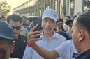 Presiden Ri ketujuh, Joko Widodo (Jokowi), berwafoto dengan penonton saat menyaksikan balapan MotoGP Mandalika, Sabtu (10/10/2026). 