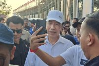 Presiden Ri ketujuh, Joko Widodo (Jokowi), berwafoto dengan penonton saat menyaksikan balapan MotoGP Mandalika, Sabtu (10/10/2026). 
