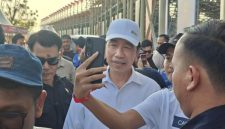 Presiden Ri ketujuh, Joko Widodo (Jokowi), berwafoto dengan penonton saat menyaksikan balapan MotoGP Mandalika, Sabtu (10/10/2026). 