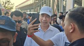 Presiden Ri ketujuh, Joko Widodo (Jokowi), berwafoto dengan penonton saat menyaksikan balapan MotoGP Mandalika, Sabtu (10/10/2026). 