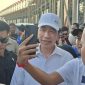 Presiden Ri ketujuh, Joko Widodo (Jokowi), berwafoto dengan penonton saat menyaksikan balapan MotoGP Mandalika, Sabtu (10/10/2026). 