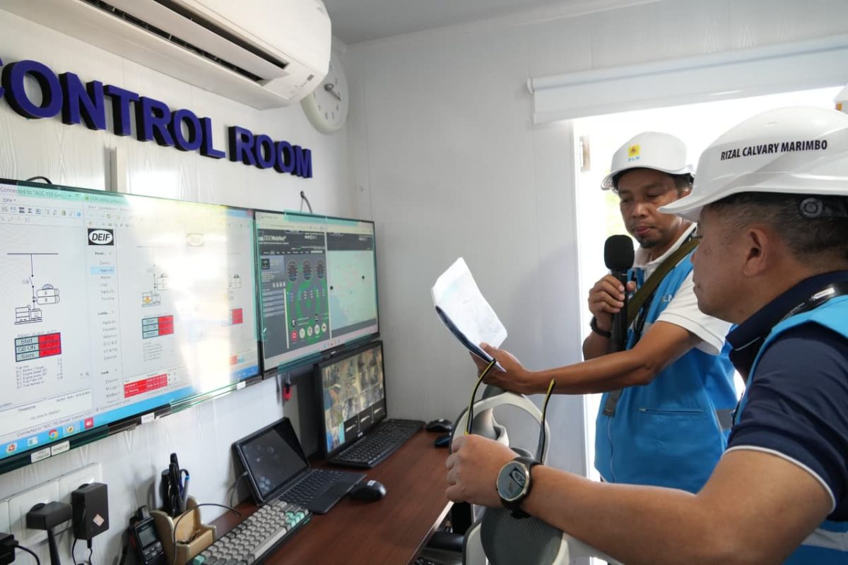Direktur Manajemen Pembangkitan PLN Rizal Calvary Marimbo (kanan), meninjau langsung sistem pemantauan dan pengendalian genset di Green Genset Control Room, kawasan sirkuit Mandalika, Lombok Tengah, Nusa Tenggara Barat, Sabtu (10/10). Peninjauan ini dilakukan untuk memastikan kesiapan operasional genset yang disiagakan guna menjaga keandalan pasokan listrik selama sesi kualifikasi dan Sprint Race MotoGP Mandalika 2026.