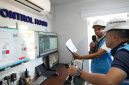 Direktur Manajemen Pembangkitan PLN Rizal Calvary Marimbo (kanan), meninjau langsung sistem pemantauan dan pengendalian genset di Green Genset Control Room, kawasan sirkuit Mandalika, Lombok Tengah, Nusa Tenggara Barat, Sabtu (10/10). Peninjauan ini dilakukan untuk memastikan kesiapan operasional genset yang disiagakan guna menjaga keandalan pasokan listrik selama sesi kualifikasi dan Sprint Race MotoGP Mandalika 2026.