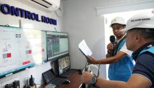 Direktur Manajemen Pembangkitan PLN Rizal Calvary Marimbo (kanan), meninjau langsung sistem pemantauan dan pengendalian genset di Green Genset Control Room, kawasan sirkuit Mandalika, Lombok Tengah, Nusa Tenggara Barat, Sabtu (10/10). Peninjauan ini dilakukan untuk memastikan kesiapan operasional genset yang disiagakan guna menjaga keandalan pasokan listrik selama sesi kualifikasi dan Sprint Race MotoGP Mandalika 2026.