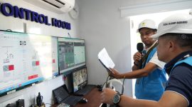 Direktur Manajemen Pembangkitan PLN Rizal Calvary Marimbo (kanan), meninjau langsung sistem pemantauan dan pengendalian genset di Green Genset Control Room, kawasan sirkuit Mandalika, Lombok Tengah, Nusa Tenggara Barat, Sabtu (10/10). Peninjauan ini dilakukan untuk memastikan kesiapan operasional genset yang disiagakan guna menjaga keandalan pasokan listrik selama sesi kualifikasi dan Sprint Race MotoGP Mandalika 2026.