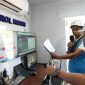 Direktur Manajemen Pembangkitan PLN Rizal Calvary Marimbo (kanan), meninjau langsung sistem pemantauan dan pengendalian genset di Green Genset Control Room, kawasan sirkuit Mandalika, Lombok Tengah, Nusa Tenggara Barat, Sabtu (10/10). Peninjauan ini dilakukan untuk memastikan kesiapan operasional genset yang disiagakan guna menjaga keandalan pasokan listrik selama sesi kualifikasi dan Sprint Race MotoGP Mandalika 2026.