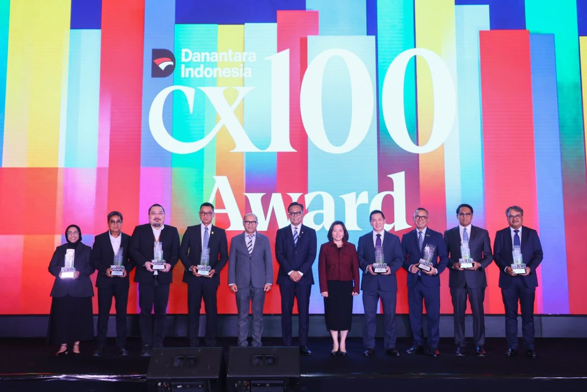 Chief Operating Officer (COO) Badan Pengelola Investasi (BPI) Danantara, Dony Oskaria (tengah) bersama Managing Director Business 2 Danantara Asset Management, Setyanto Hantoro (kelima dari kiri), Managing Director Business 3 Danantara Asset Management, Febriany Eddy (kelima dari kanan), berfoto bersama para penerima penghargaan Danantara Indonesia CX100 Award 2026 termasuk Direktur Utama PLN, Darmawan Prasodjo (keempat dari kiri).