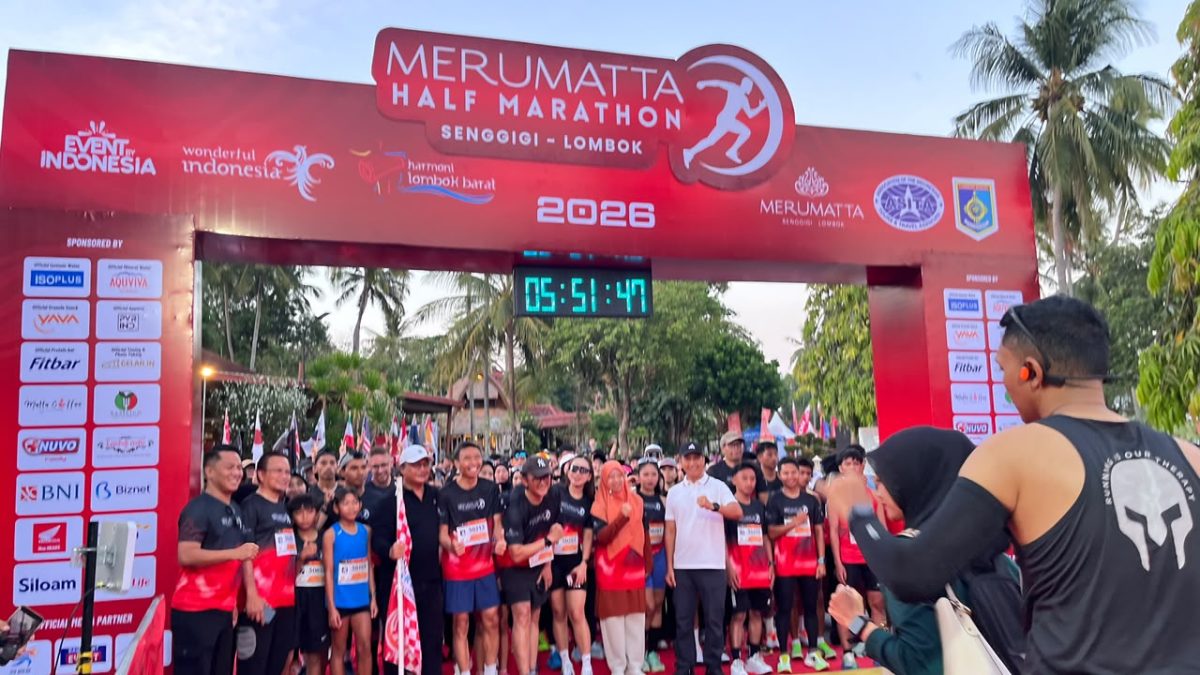 Wakil Bupati Lombok Barat, Hj Nurul Adha bersama General Manager Merumatta Hotel Senggigi, Fahrurazzi melepas ribuan peserta Merumatta Half Marathon 2026 pada Minggu, 18 Oktober 2026. Tahun ini peserta berasal dari 15 negara. Foto: (Istimewa)

