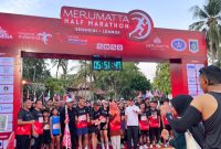 Wakil Bupati Lombok Barat, Hj Nurul Adha bersama General Manager Merumatta Hotel Senggigi, Fahrurazzi melepas ribuan peserta Merumatta Half Marathon 2026 pada Minggu, 18 Oktober 2026. Tahun ini peserta berasal dari 15 negara. Foto: (Istimewa)

