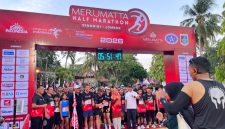 Wakil Bupati Lombok Barat, Hj Nurul Adha bersama General Manager Merumatta Hotel Senggigi, Fahrurazzi melepas ribuan peserta Merumatta Half Marathon 2026 pada Minggu, 18 Oktober 2026. Tahun ini peserta berasal dari 15 negara. Foto: (Istimewa)

